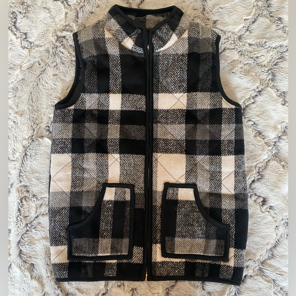 Black and white checked girls vest. No size but fits like a 5/6 Great condition